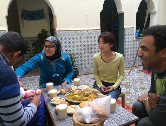モロッコ、タジン料理を食べる