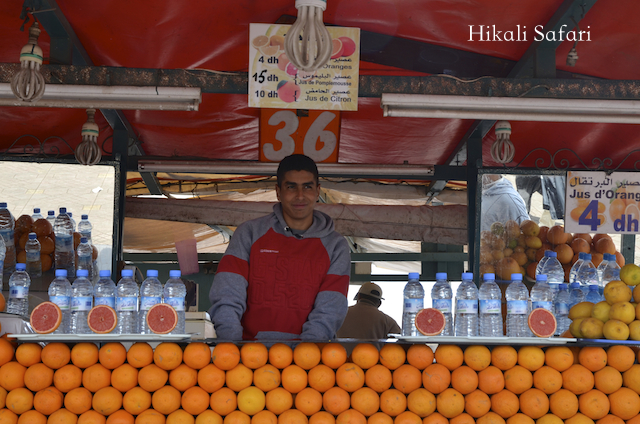 モロッコ、マラケシュのフナ広場のオレンジジュース