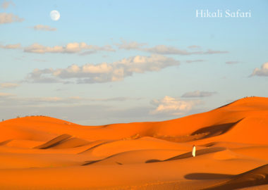 モロッコ、サハラ砂漠のメルズーガの月の出