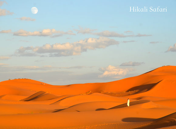モロッコ、サハラ砂漠のメルズーガの月の出